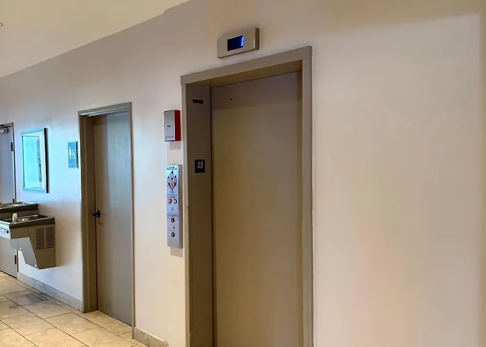 Ramada By Wyndham Glendale Heights/lombard